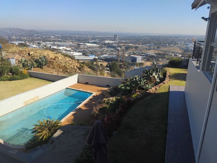 For Sale: Spacious 3-bedroom house in Sunnyridge with pool, flatlet, and security features.