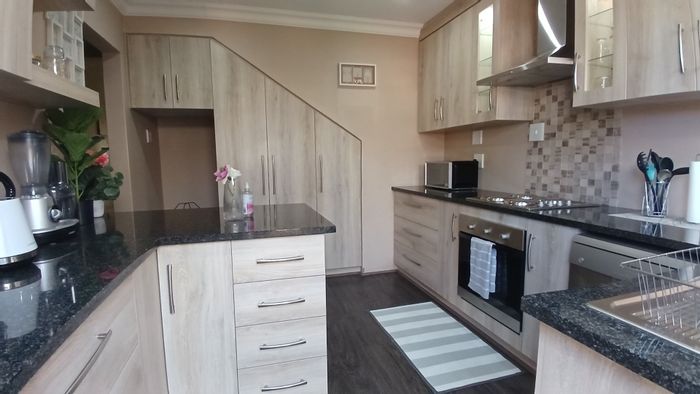 For Sale: Townhouse in Navalsig with prepaid utilities, private garden, and secure garage.