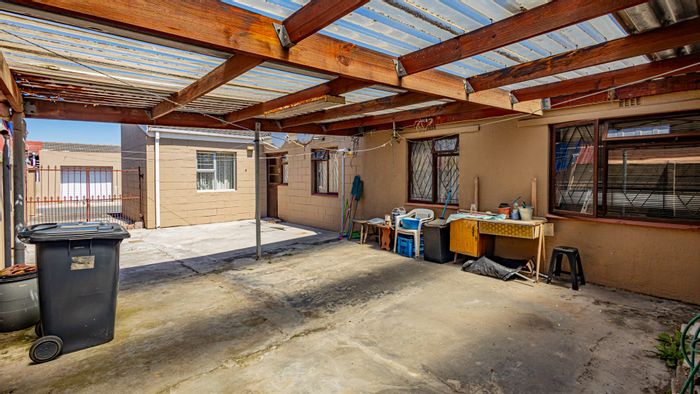 Westridge House For Sale: 3 Bedrooms, spacious yard, parking for 3 vehicles.