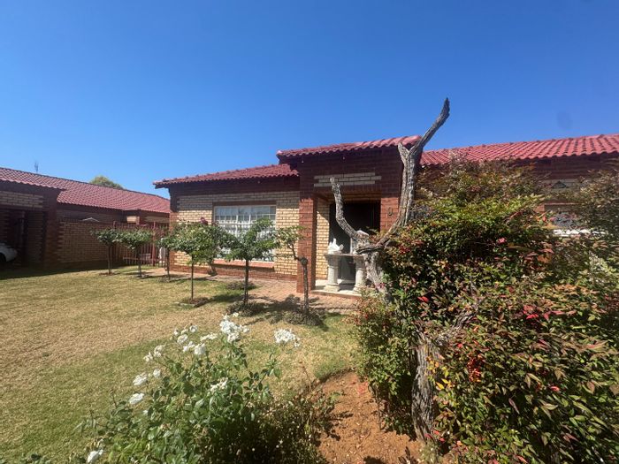Flamwood Townhouse For Sale: Secure estate, inverter system, indoor braai, private garden.