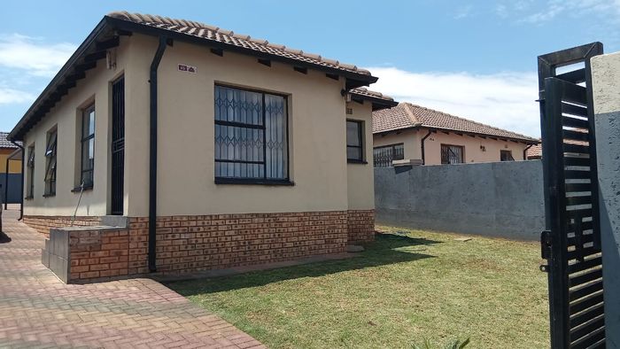 3-Bedroom House in Mindalore For Sale: Ensuite, carport, large yard, near amenities.