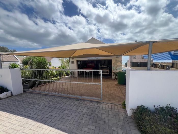 House for Sale in Kleinkoornhuis: Ocean views, spacious layout, pet-friendly community.