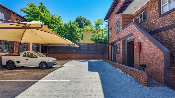 Lyndhurst Apartment For Sale: 2 beds, garden, 24-hour security, close to amenities.