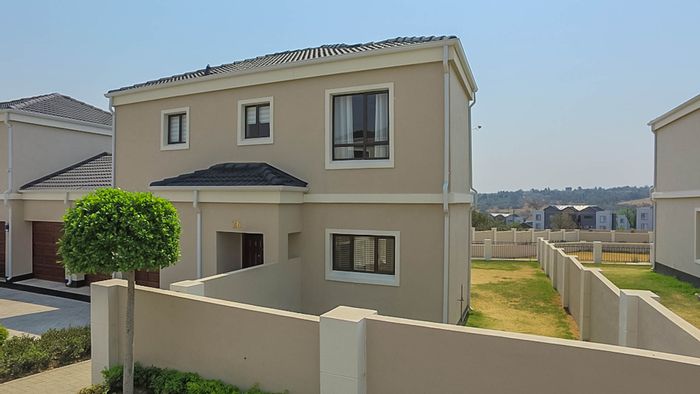 For Sale: Apartment in Summerset with private yard, 24-hour security, and spacious layout.