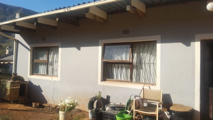 House For Sale in Bosmanskloof: 2 Bedrooms, large plot, investment potential.