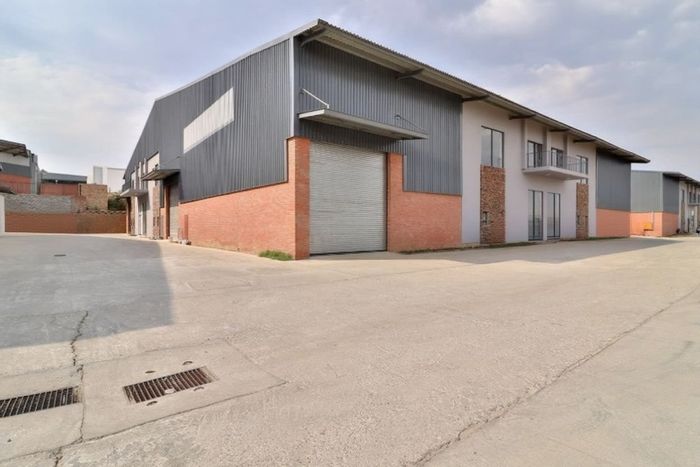 Industrial unit in Roodepoort Central to rent, 677m2 with office space included.