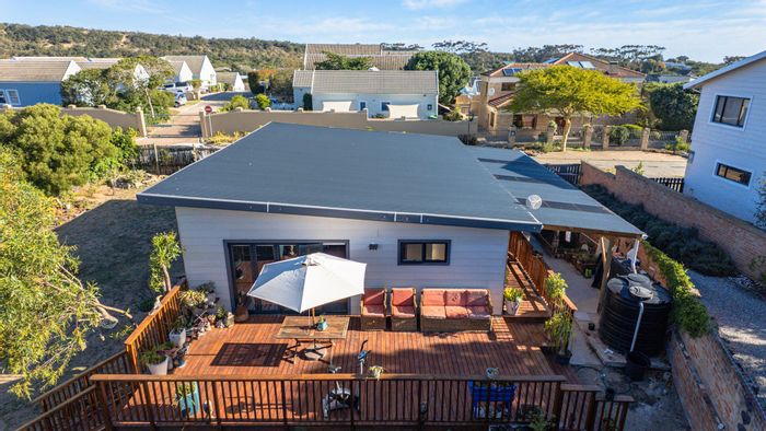 Sedgefield Central House For Sale: 2 beds, large garden, wooden deck, carport.