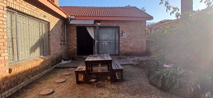 Heuweloord Apartment To Rent: Open-plan layout, private entrance, garden, secure parking.