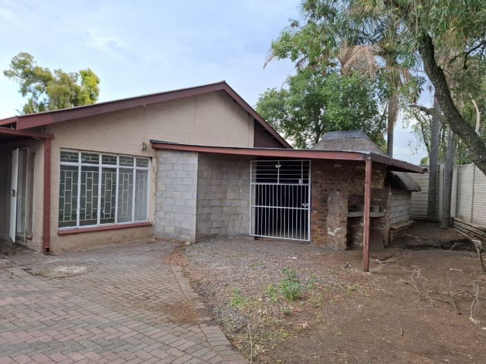 For Sale: Booysens House with 4 Beds, Bachelor Flat, and Carport for 3 Cars.