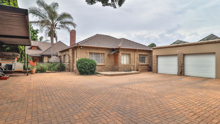 For Sale: Spacious 3-Bedroom House in Hurlyvale with Pool, Solar, and Dual Studies.