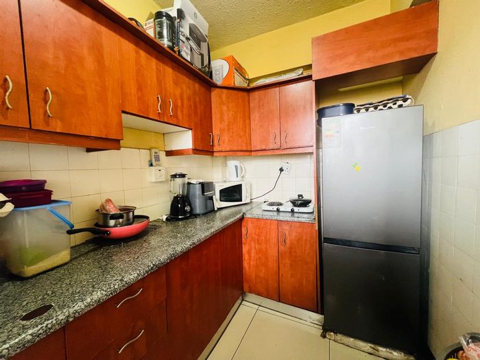 For Sale: Apartment in Durban Central with 24/7 security and versatile living space.