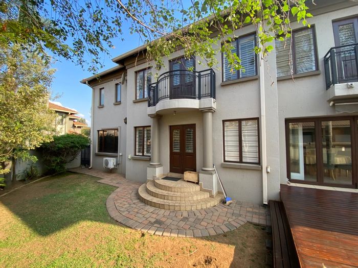 Lakefield Apartment To Rent: 4 bedrooms, pool, braai area, pet-friendly, secure parking.