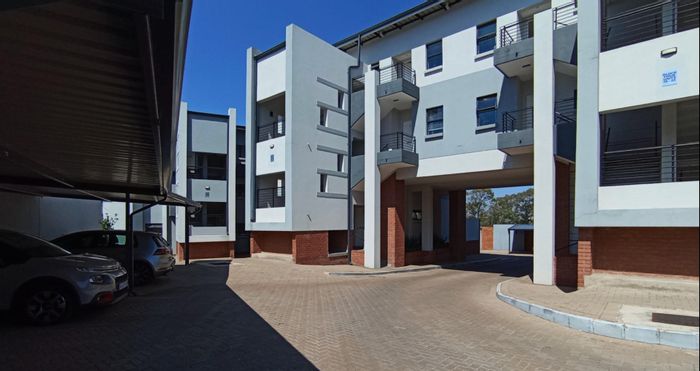 Lonehill Apartment For Sale: 1 bed, pool access, pet-friendly, secure parking.