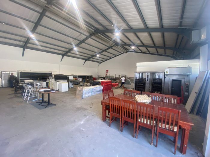 Industrial warehouse to rent in Tokai, 362m2, secure complex, easy access.