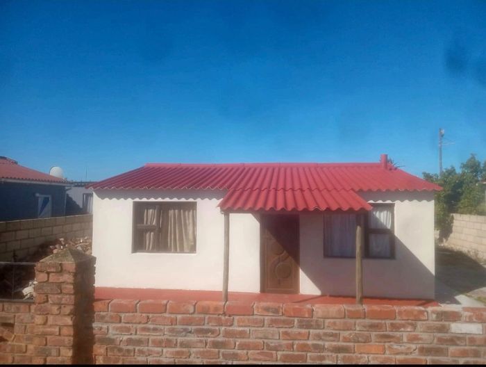 For Sale: 2-bedroom house in Kwazakhele with yard, near amenities. Tenanted.