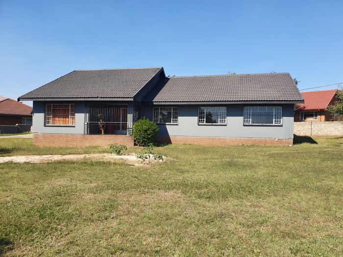 Duvha Park House To Rent: 4 bedrooms, double garage, enclosed yard, domestic quarters.