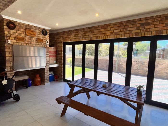 Wavecrest House For Sale: 3 bedrooms, double garage, secure yard, ideal for families.