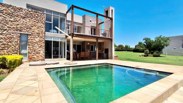 House for Sale in Vaal Marina Central: 4 beds, pool, boat locker, secure complex.
