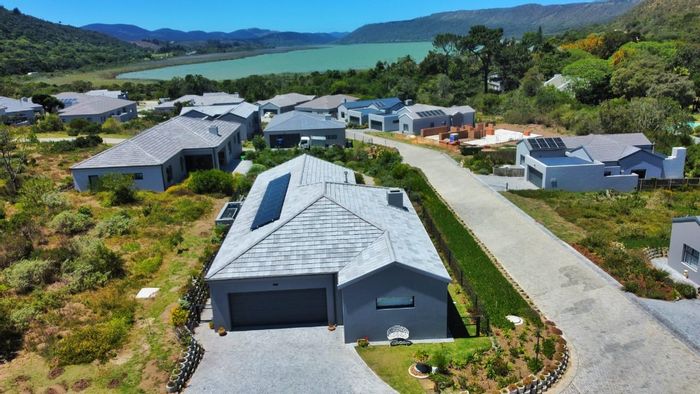 For Sale: House in Groenvallei with lake views, solar system, and enclosed patio.