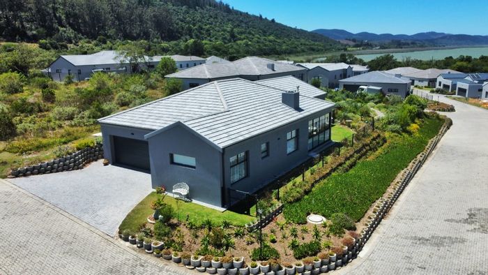 For Sale: House in Groenvallei with lake views, solar system, and enclosed patio.