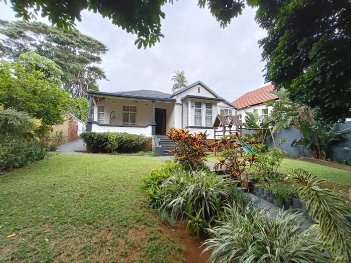 Essenwood House To Rent: Pool, lapa, pet-friendly garden, secure with parking.