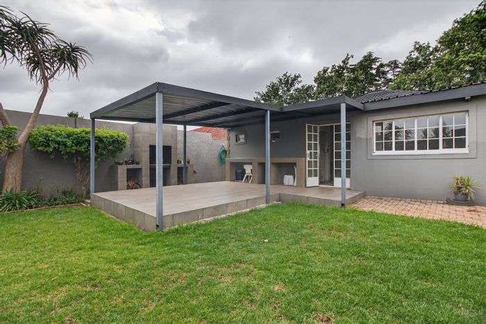 Greymont House For Sale: 3 Bedrooms, large garden, flatlet, and covered patio.