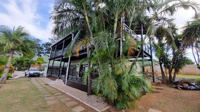 House To Rent in Somerset Park: Wrap-around verandas, spacious layout, pet-friendly garden.