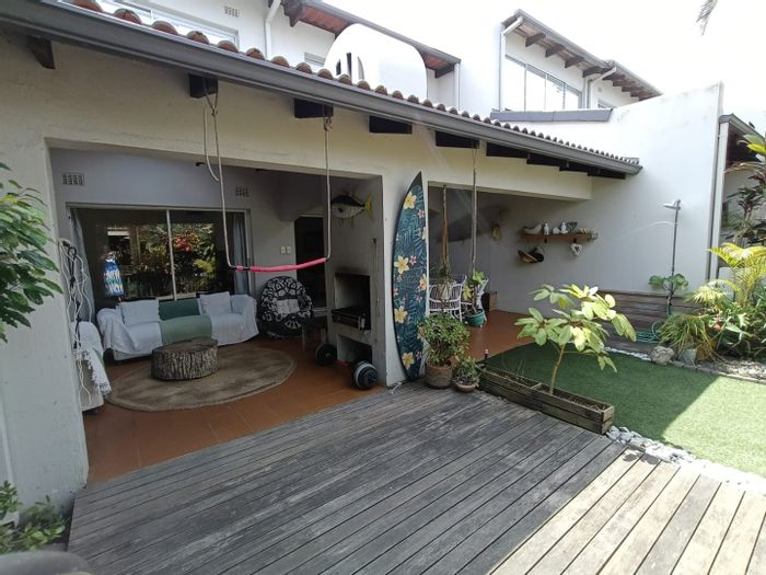 4-Bedroom Townhouse To Rent in Umhlanga Central with beach access and pool.