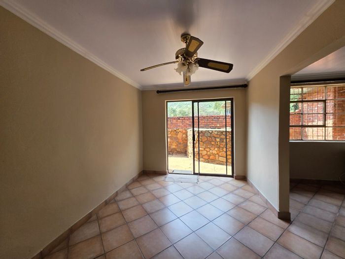 Kameeldrift West Farm To Rent: One-bedroom unit on smallholding, secure parking included.