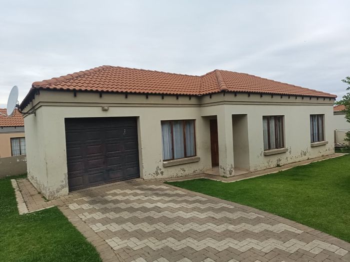 3-bedroom house in Jackaroo Park for sale, private garden, secure complex.