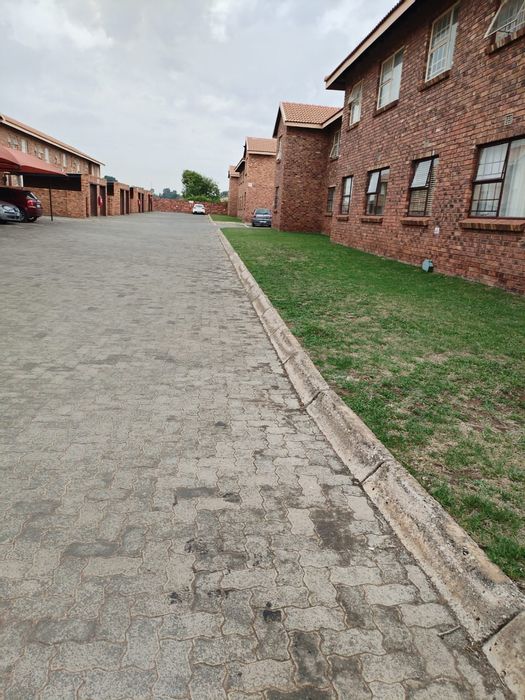 To Rent: Bachelor Apartment in Crystal Park with covered parking and play area.