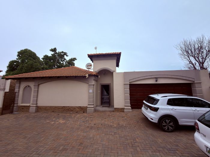 Flamwood Townhouse For Sale: 3 bedrooms, entertainment area, double garage, inverter.