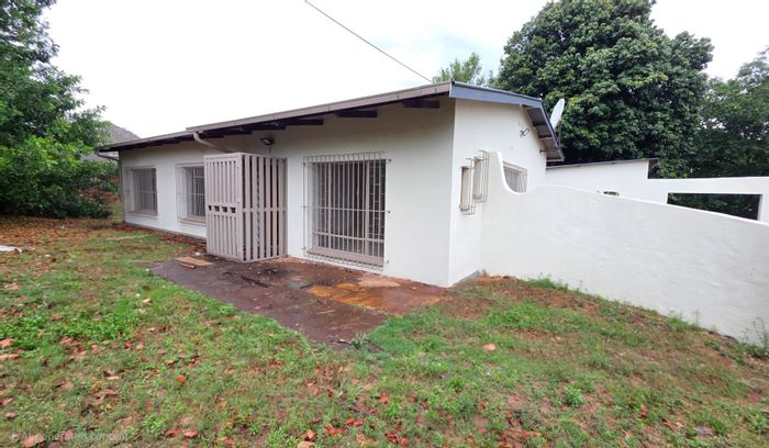 Erasmia House To Rent: 3 bedrooms, spacious yard, separate outbuilding, double parking.