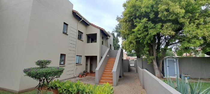 Townhouse To Rent in Bedfordview Central: 2 beds, loft, pool, tennis court, security.