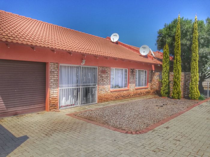 2 Bedroom Townhouse to Rent in Wilkoppies with Garage and Open Plan Living.