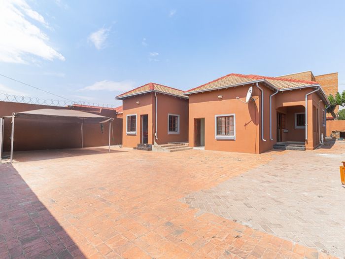 For Sale: House in Kenilworth with 3 flatlets, spacious living, and parking.