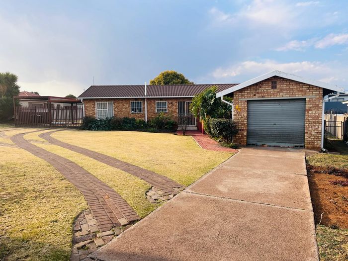 Reyno Ridge House To Rent: 3 beds, 2 baths, garage, prepaid electricity included.