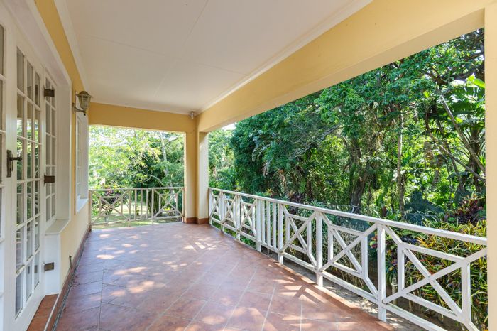 For Sale: Townhouse in Umtentweni with 3 beds, double garage, and borehole.