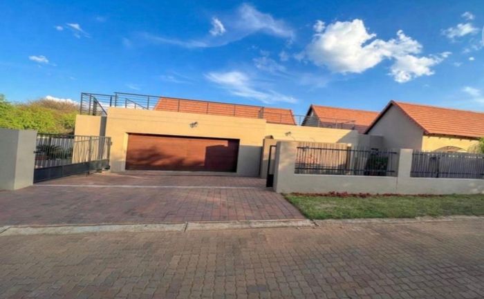 For Sale: House in Kosmos with 4 bedrooms, pool, and double garage.