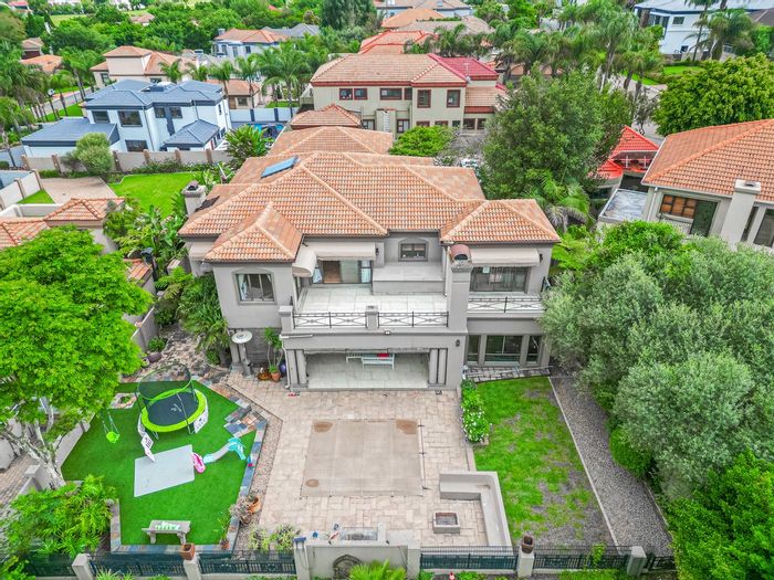 For Sale: House in Blue Valley Golf Estate with pool, office, and clubhouse access.