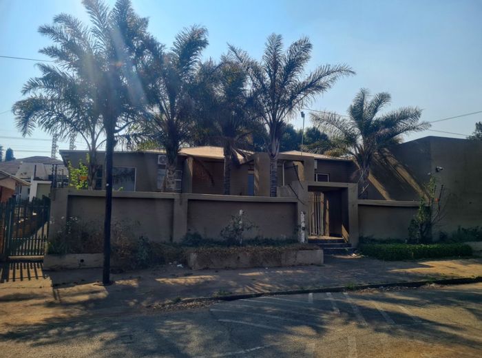 Spacious 4-bedroom house in Primrose with cottage, wine cellar, and security. For Sale.