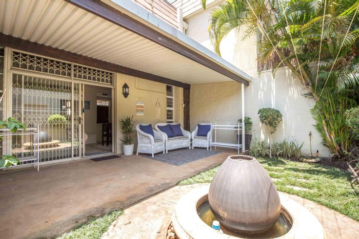 Pet-friendly townhouse in Sunningdale with garden, pool, and security features. To Rent.