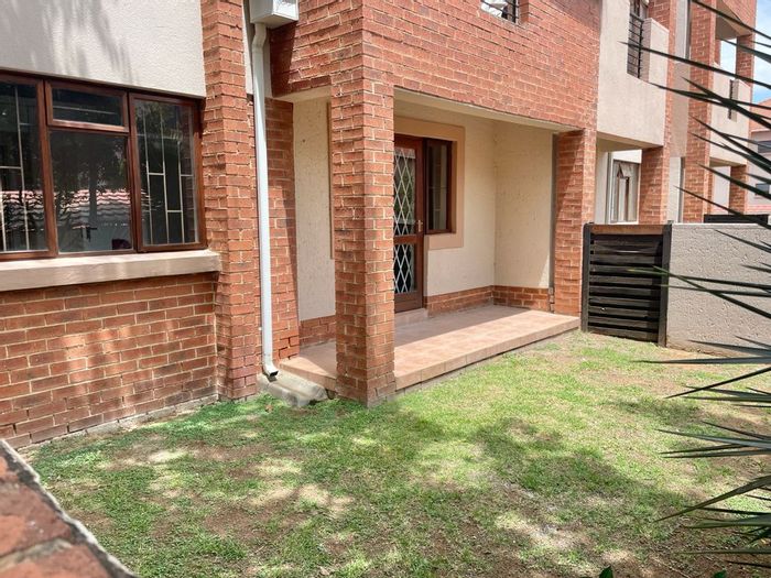 1-Bedroom Apartment To Rent in Paulshof with garden, pool, and clubhouse access.