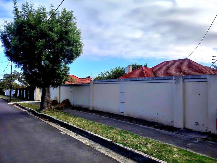 Baysville House For Sale: 3 bedrooms, flatlet, secure parking, and spacious living areas.