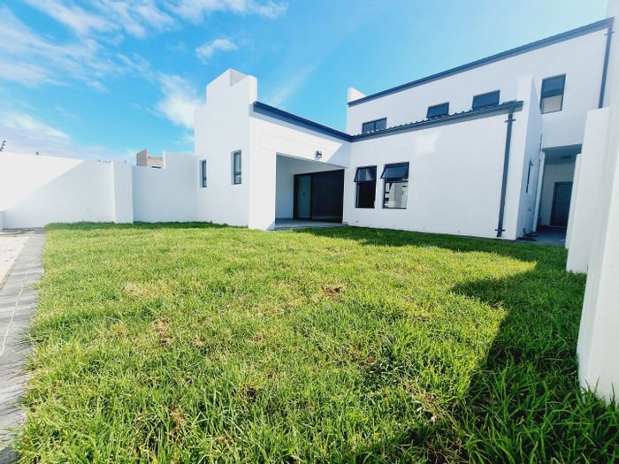 Sandown House For Sale: 4 bedrooms, open-plan living, covered patio with braai.