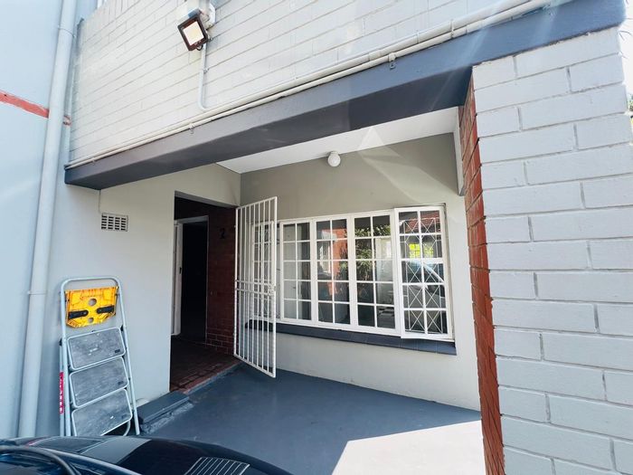 Bulwer House To Rent: 1 Bedroom, garden, parking, near shops and transport.