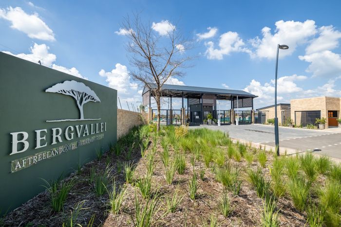 House for Sale in Montana Tuine: 3 beds, 2 baths, 24-hour security, lifestyle center.