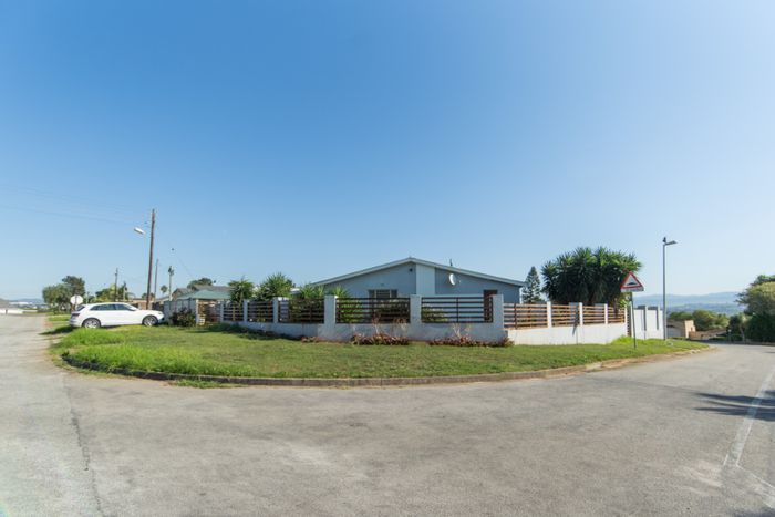 For Sale: House in Manor Heights with pool, flatlet, and spacious outdoor areas.