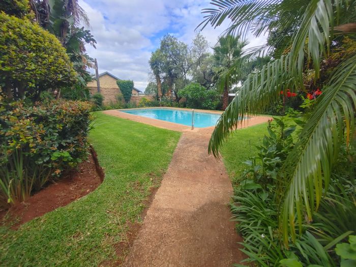 La Montagne Townhouse For Sale: Spacious 2-bed, pet-friendly, garden, security features.