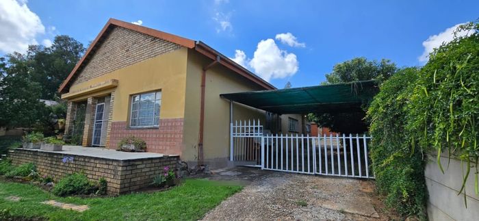 5-Bedroom House in Oudorp For Sale with Large Kitchen and Double Garage.